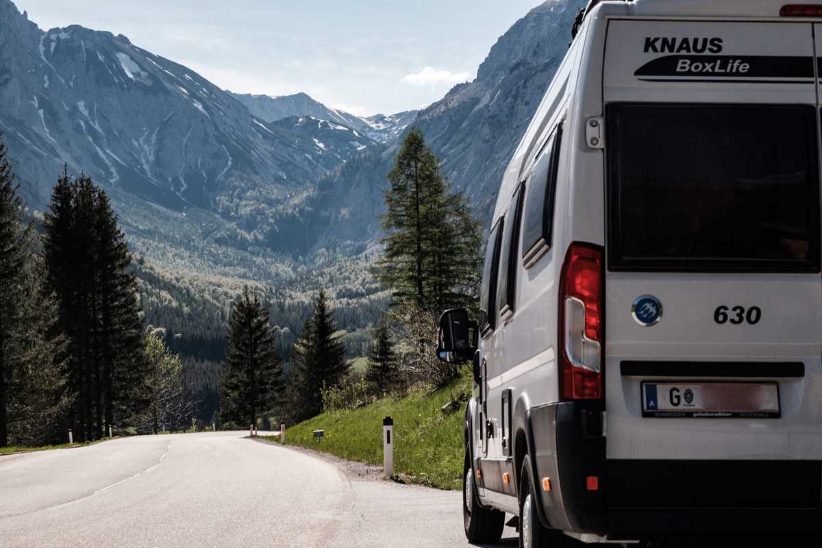 Der Hochschwab Ragt Vor Dem Camper Auf