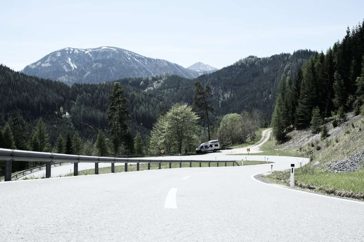 Wohnmobil Parkt In Kurve Am Niederalpl