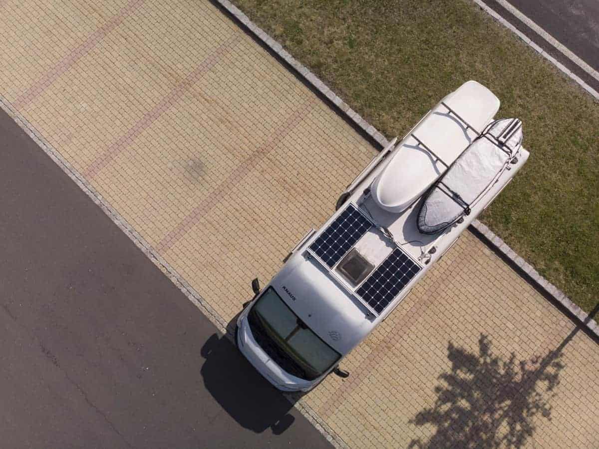 Wohnmobil Auf Parkplatz