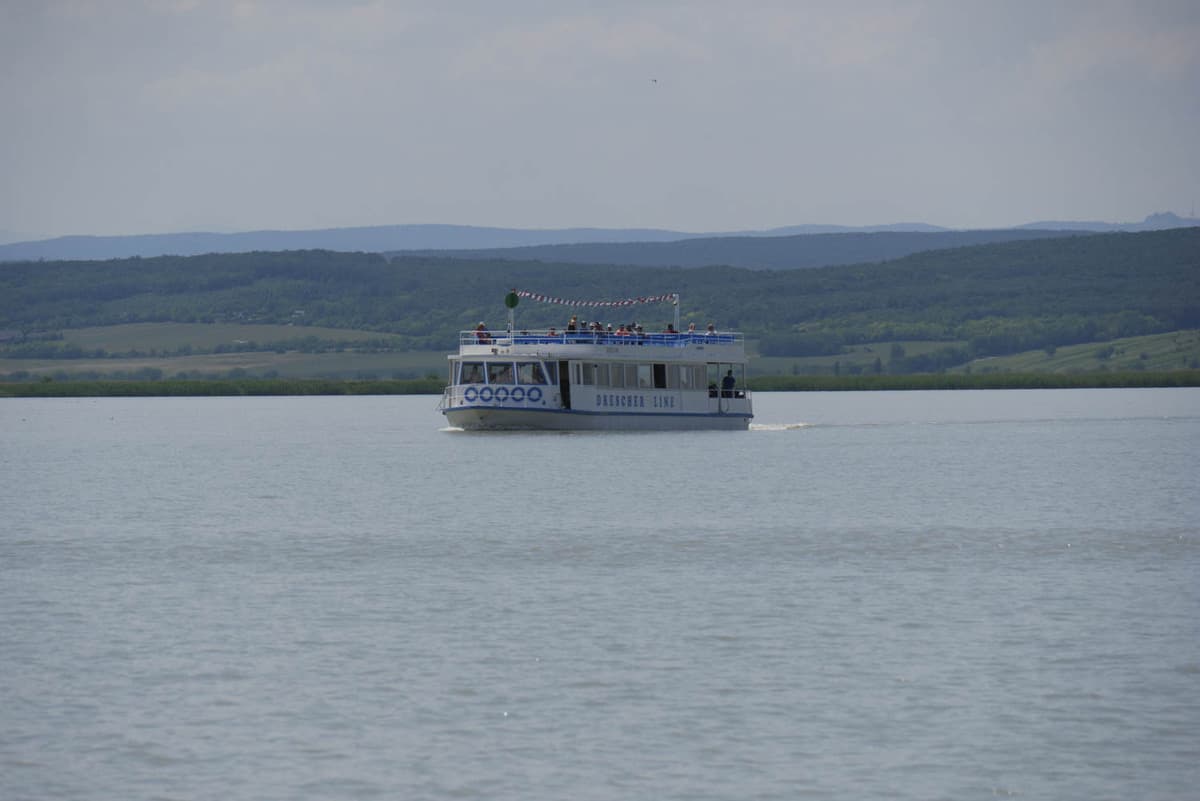 Radfähre Am Neusiedler See Bei Der Fahrt Ans Ost-Ufer