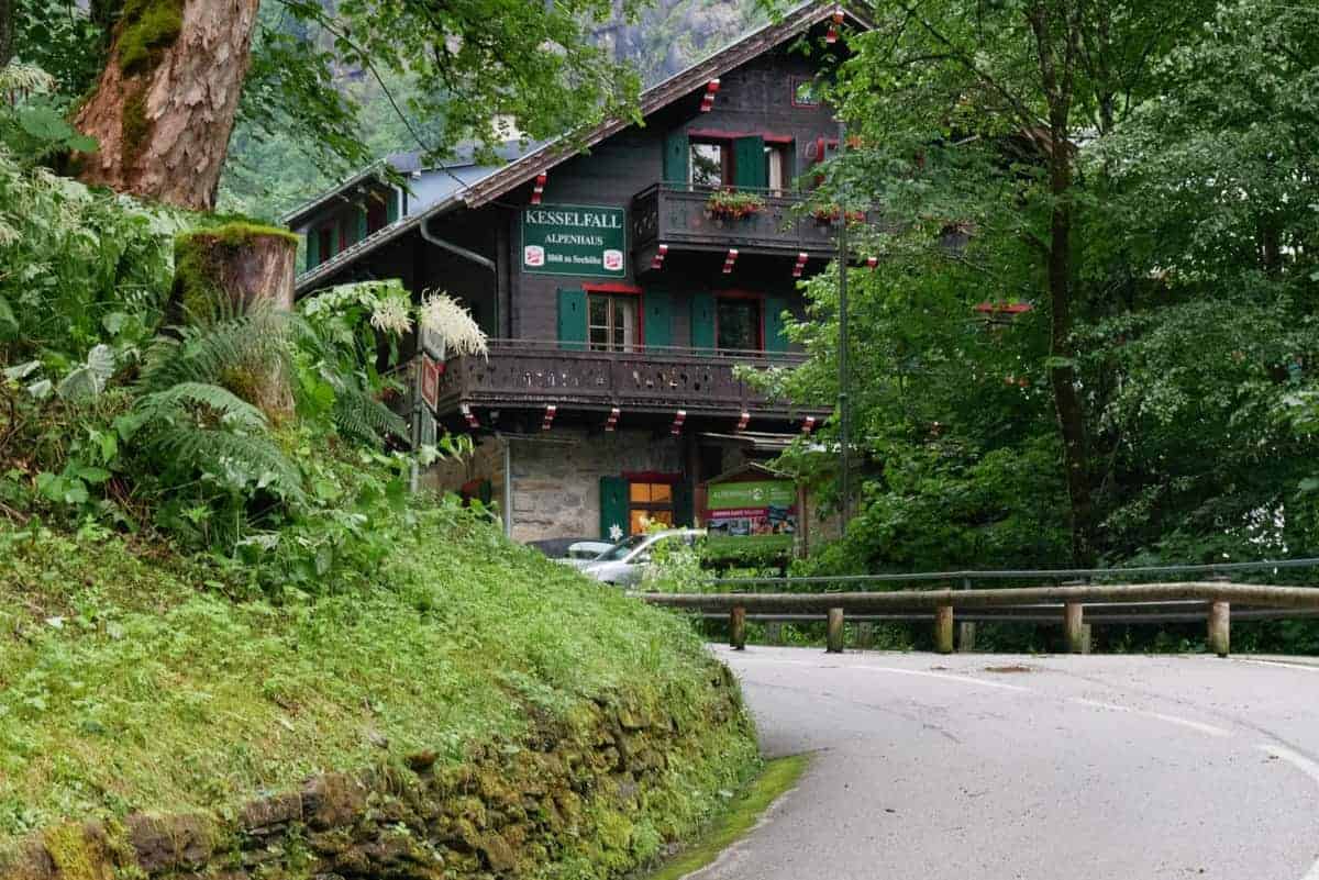 Wer Es Gleich Richtig Machen Möchte, Biegt Mit Dem Wohnmobil Nach Diesem Gebäude Rechts Ab