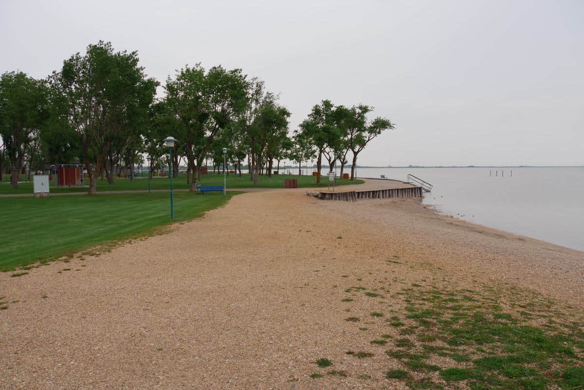 Leeres Strandbad In Neusiedl Am See An Einem Schlechtwetter-Tag