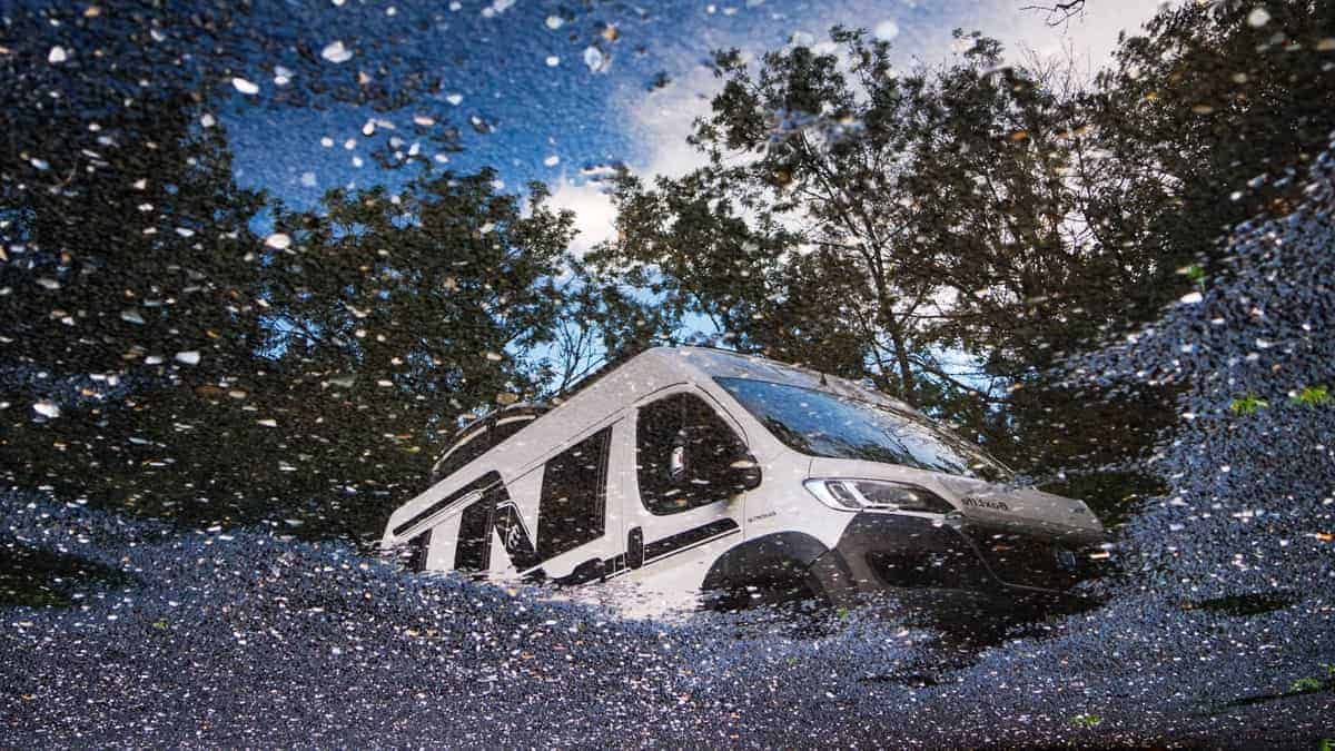 Wohnmobil spiegelt sich in Pfütze