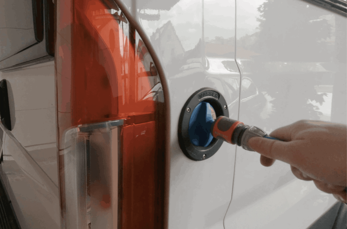 Wassertanken Mit Schlauch