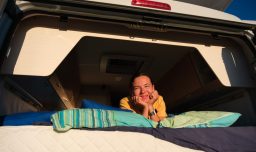 Frau Im Wohnmobil-Bett