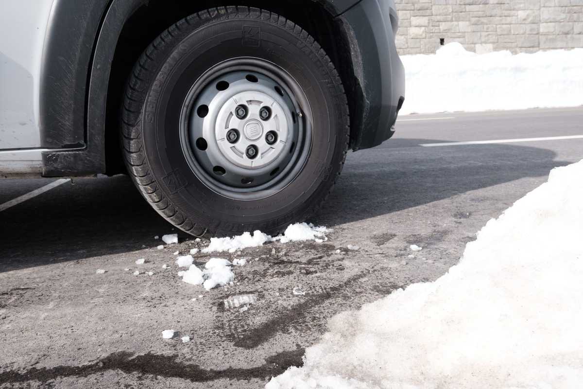 Wohnmobil Mit Winterreifen Im Schnee