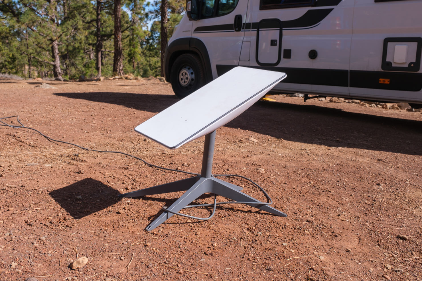 Starlink Internet vor Wohnmobil