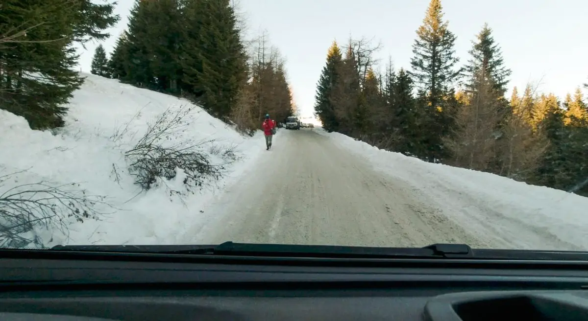 Fahrt auf Schneefahrbahn mit dem Wohnmobil mit Schneeketten