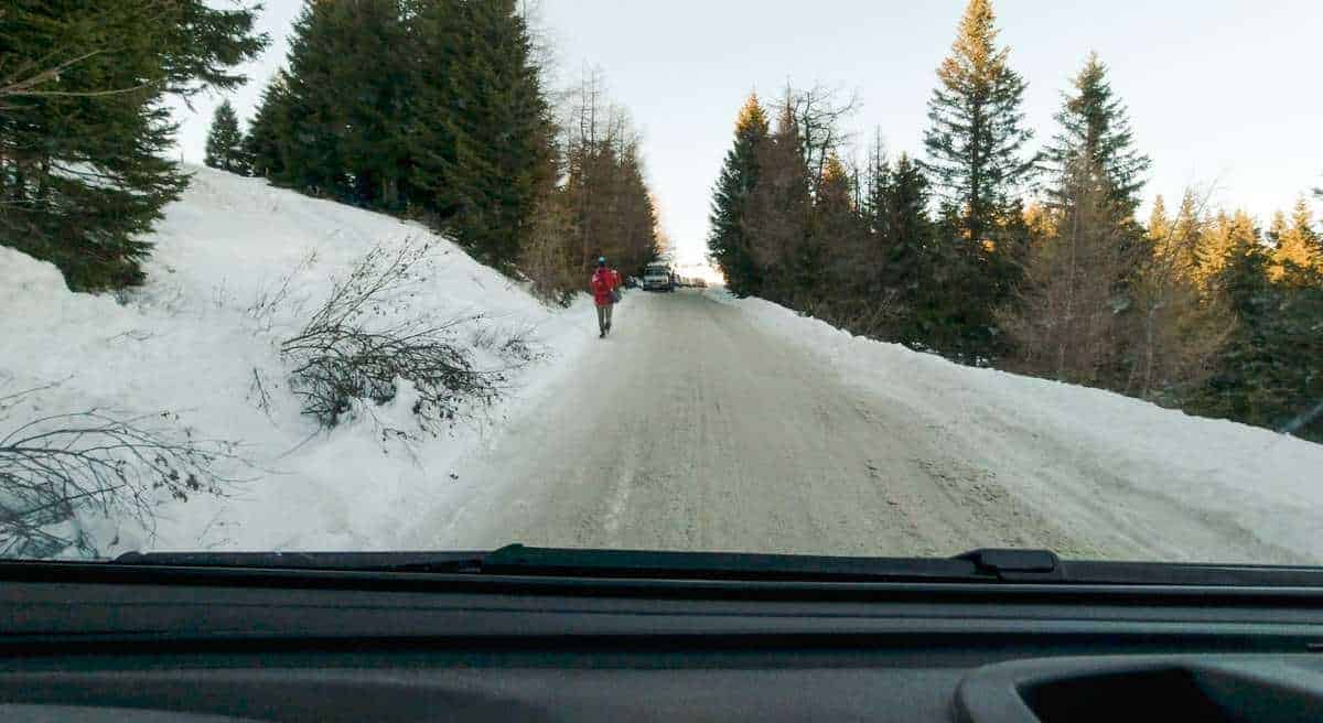 Fahrt Auf Schneefahrbahn Mit Dem Wohnmobil Mit Schneeketten