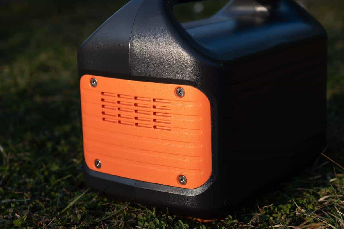 Das Gehäuse Von Der Jackery Ist Verschraubt