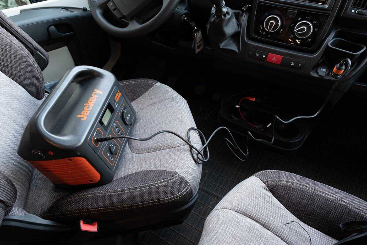 Aufladen Der Power Station Am 12V-Zigarettenanzünder Im Auto