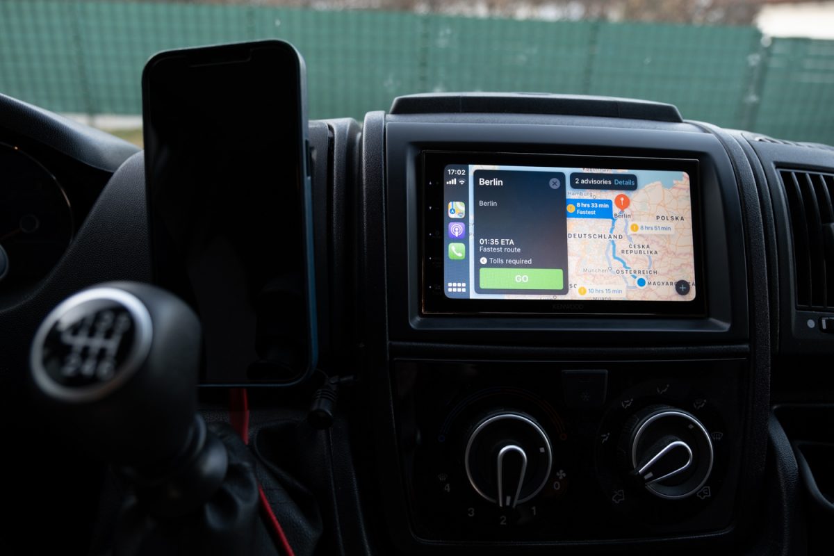 Smartphone und Naviceiver für Navigation im Wohnmobil
