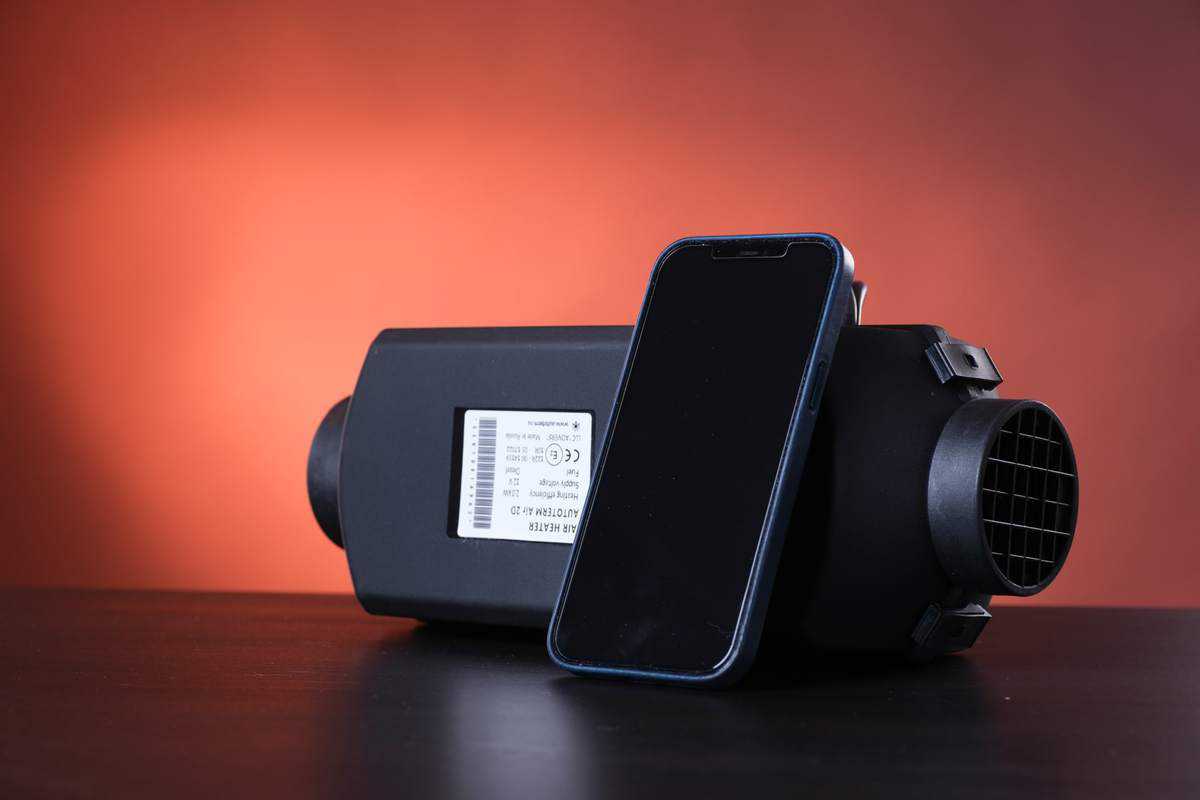 Dieselheizung Im Wohnmobil (Größenvergleich Mit Smartphone)