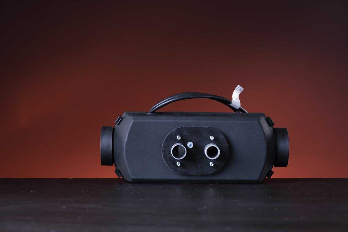 Abgas- Und Brennluft-Leitungen Auf Der Unterseite Der Heizung