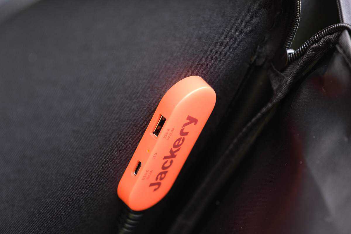 Usb-A Und Usb-C Stecker An Der Solartasche