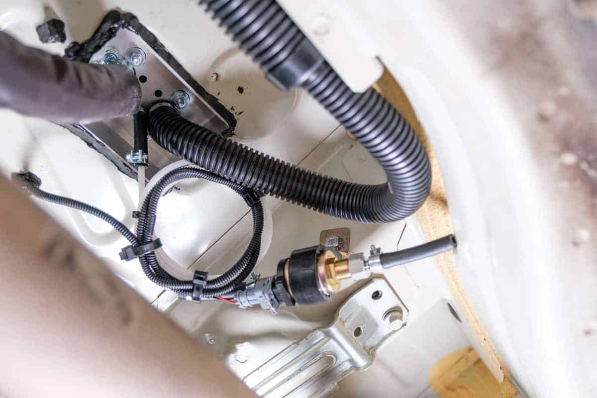 Entkoppelte Montage Der Dieselpumpe Und Die Eingewickelte Dieselleitung