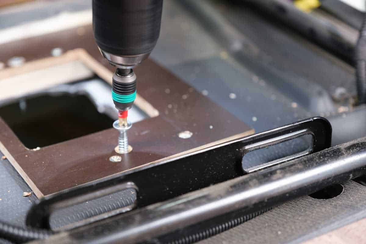 Befestigung Der Konstruktion, Das Den Flansch Etwas Höher Setzt, Um Das Blech Dahinter (Hier Gut Erkennbar) Zu Überwinden.