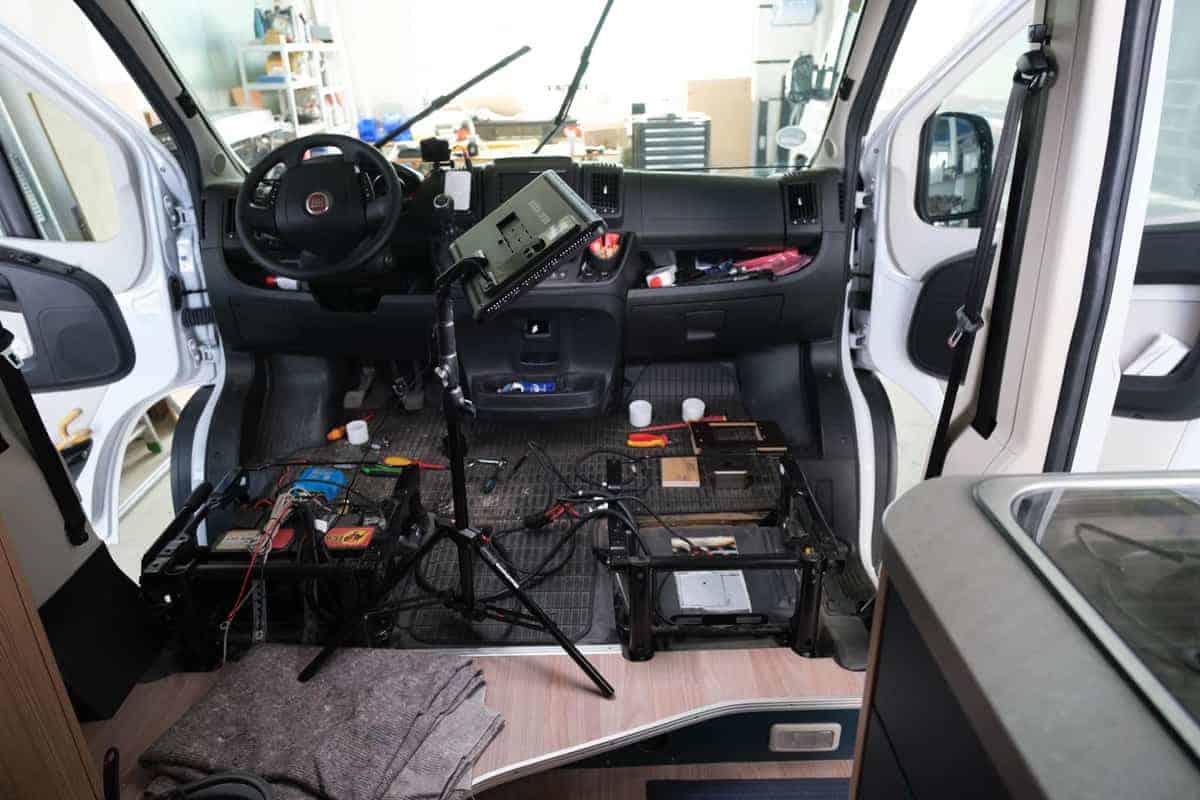 Unser Einbauort Für Die Autoterm Air 2D: Die Batterie Unter Dem Beifahrersitz Muss Weichen