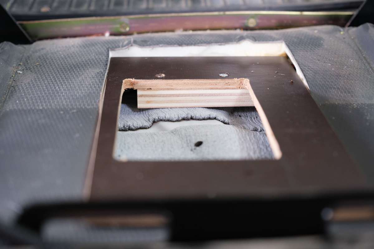 Konstruktion Zum Überbrücken Des Blechs Hinter Dem Sitz