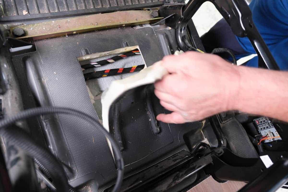 Achtung Beim Durchtrennen Der Verkleidung: Darunter Liegen Kabel