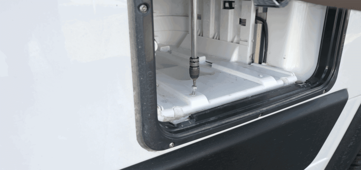 Chemietoilette Ausbauen: Schrauben Entfernen