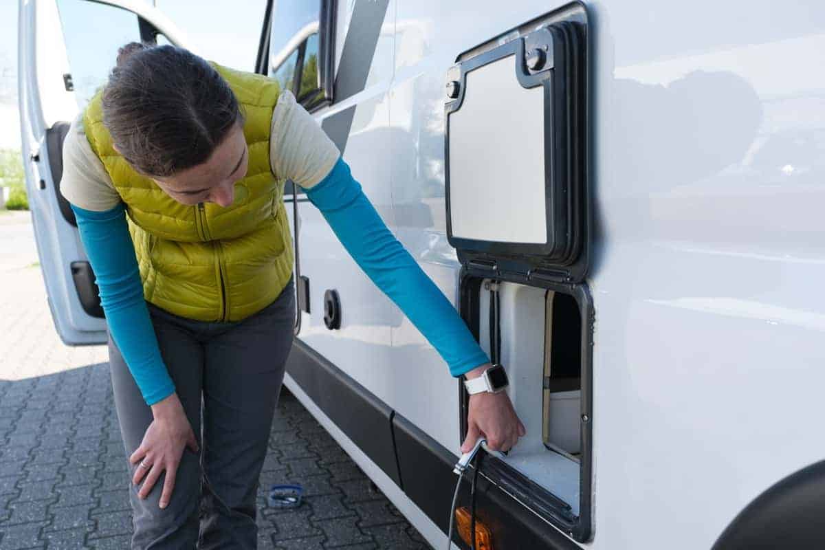 Chemietoilette Entfernen: Kabel Und Schläuche Stilllegen