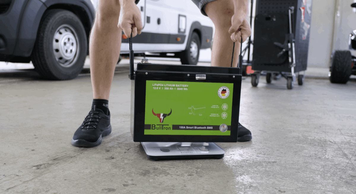 Bulltron-Batterie Auf Der Waage