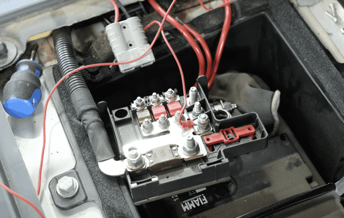 Auch Die Starterbatterie Wird Sicherheitshalber Abgeklemmt