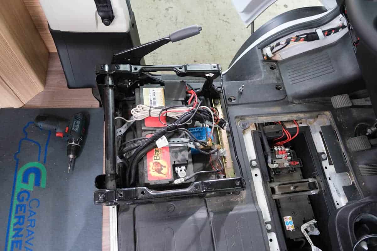 AGM-Batterie unter dem Sitz (Sitz und Verkleidungen sind bereits entfernt)