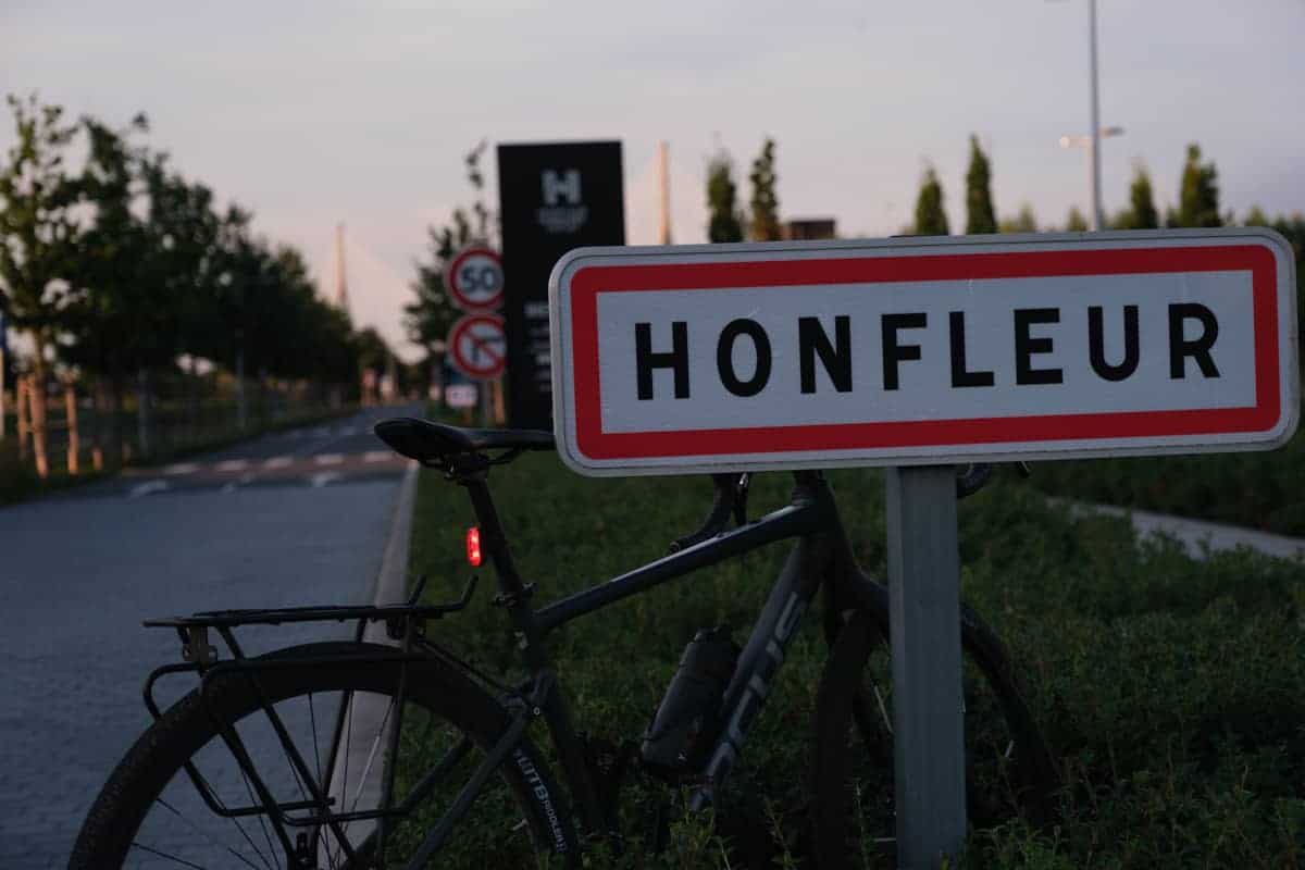 Ortstafel Honfleur mit Fahrrad