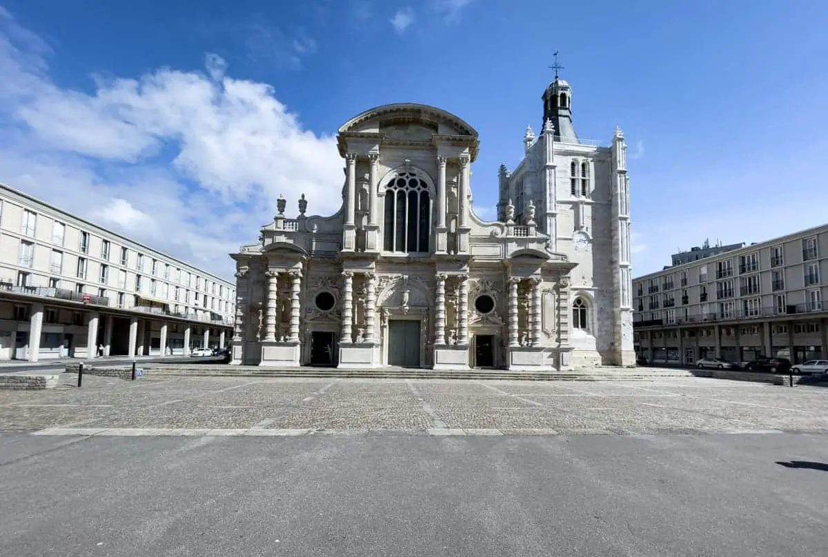 Kathedrale Le Havre, in mitten von modernen Gebäuden