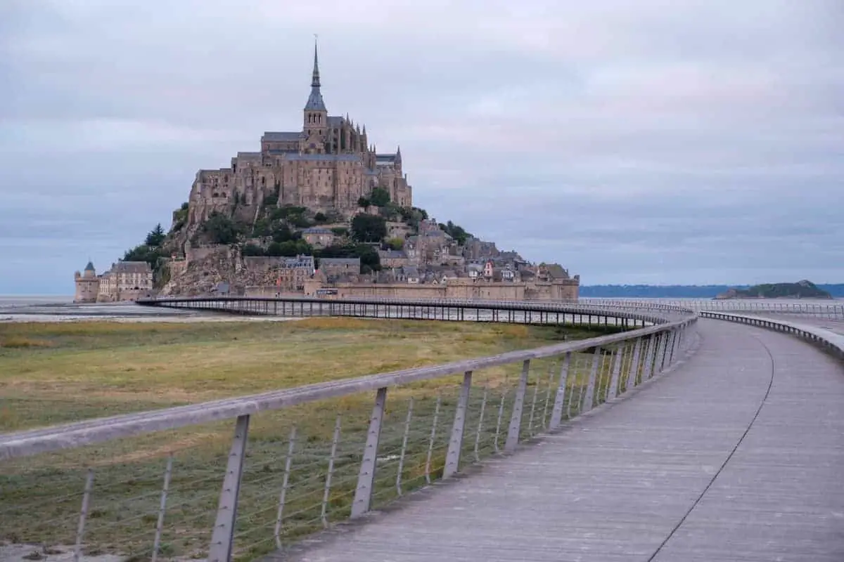 Der Mont-Saint-Michel am Ende des Steges