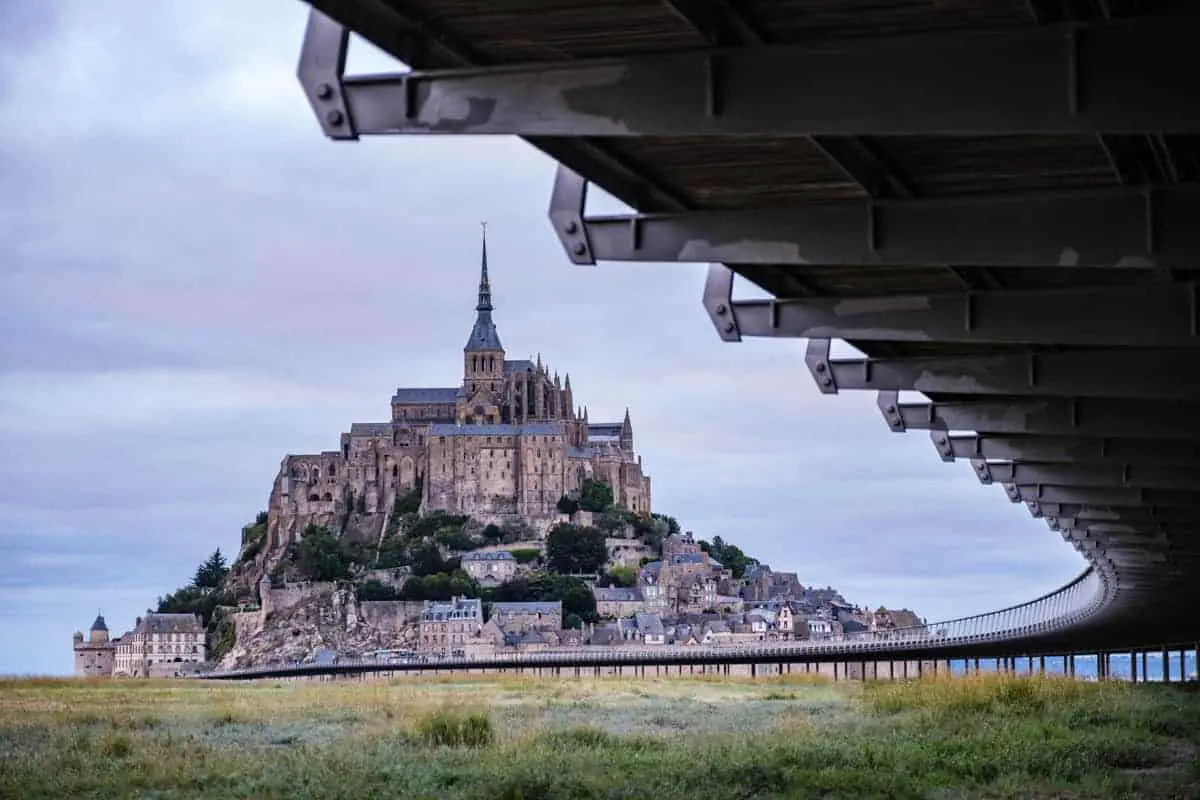 Der Mont Saint Michel mit der Abtei an der Spitze und dem Zufahrts-Steg