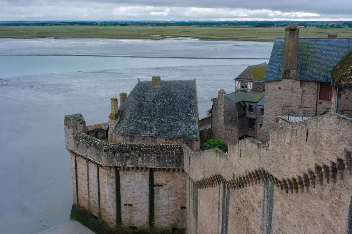 Die Festungsmauern des Mont Saint Michel