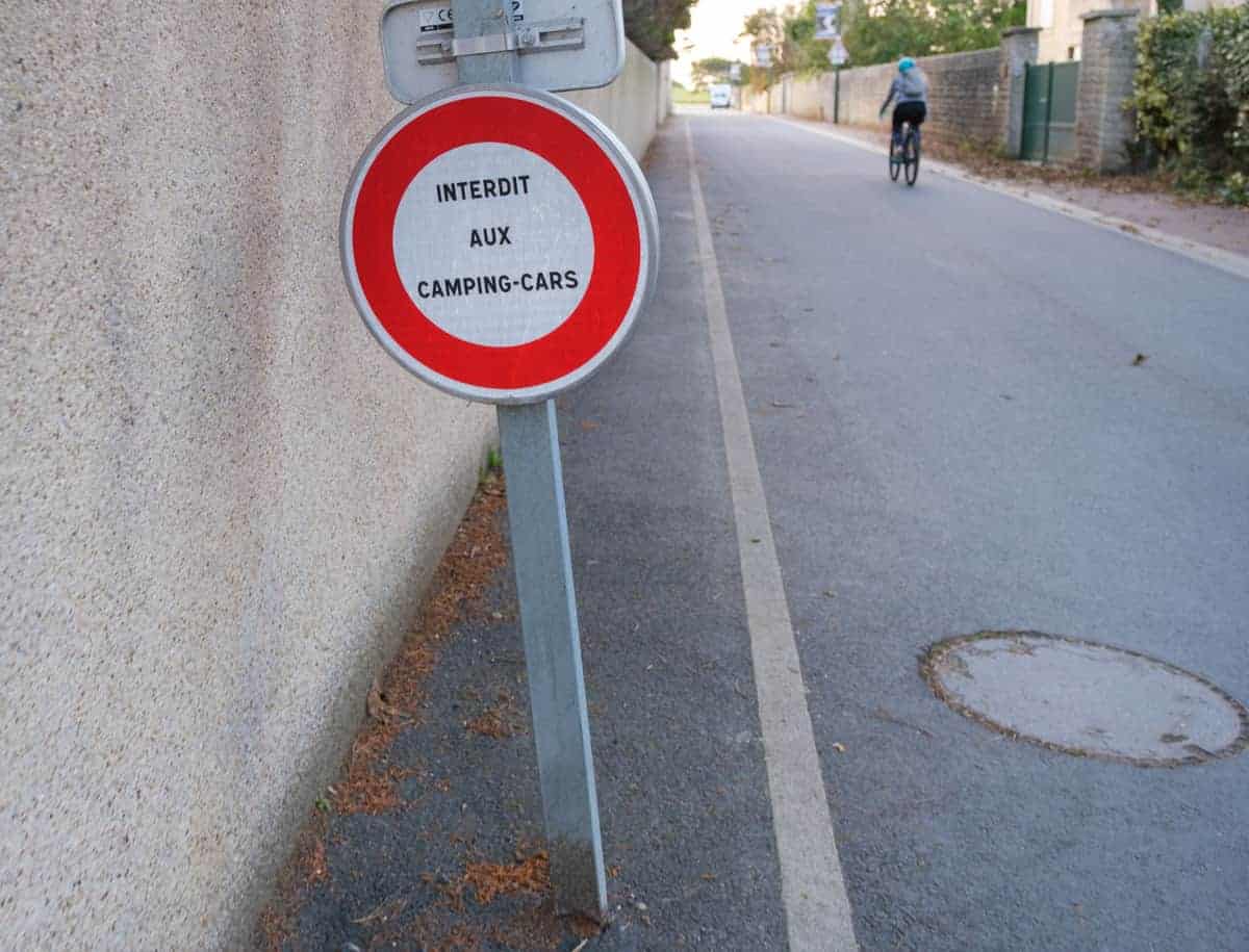 Wohnmobil-Verbotsschild In Der Normandie