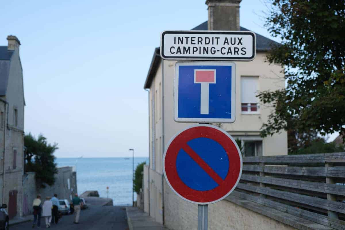 Wohnmobil-Verbotsschild In Der Normandie