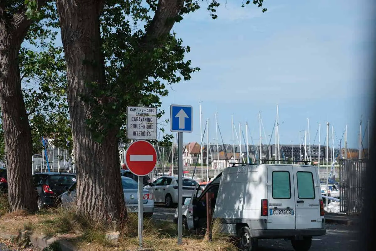 Am Hafen von Deauville mag man keine Wohnmobile