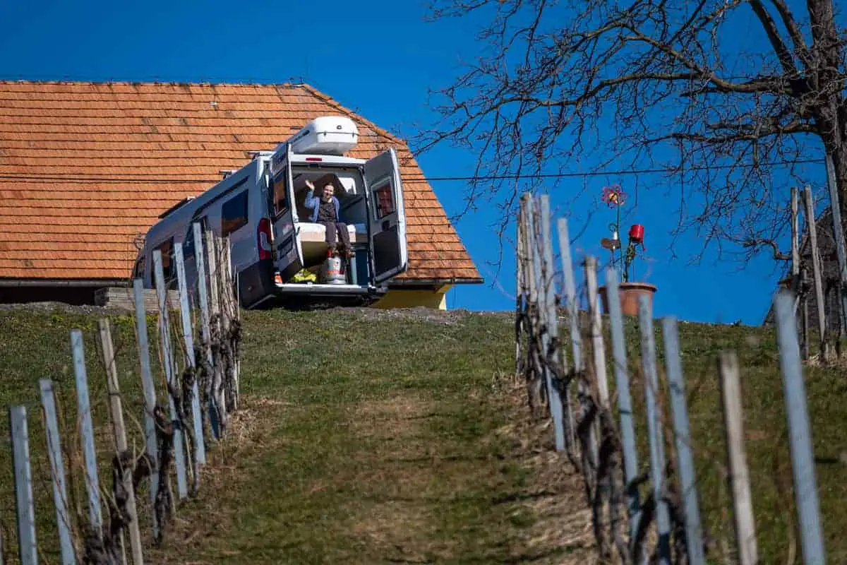Ein Stellplatz mit Aussicht über dem Weingarten