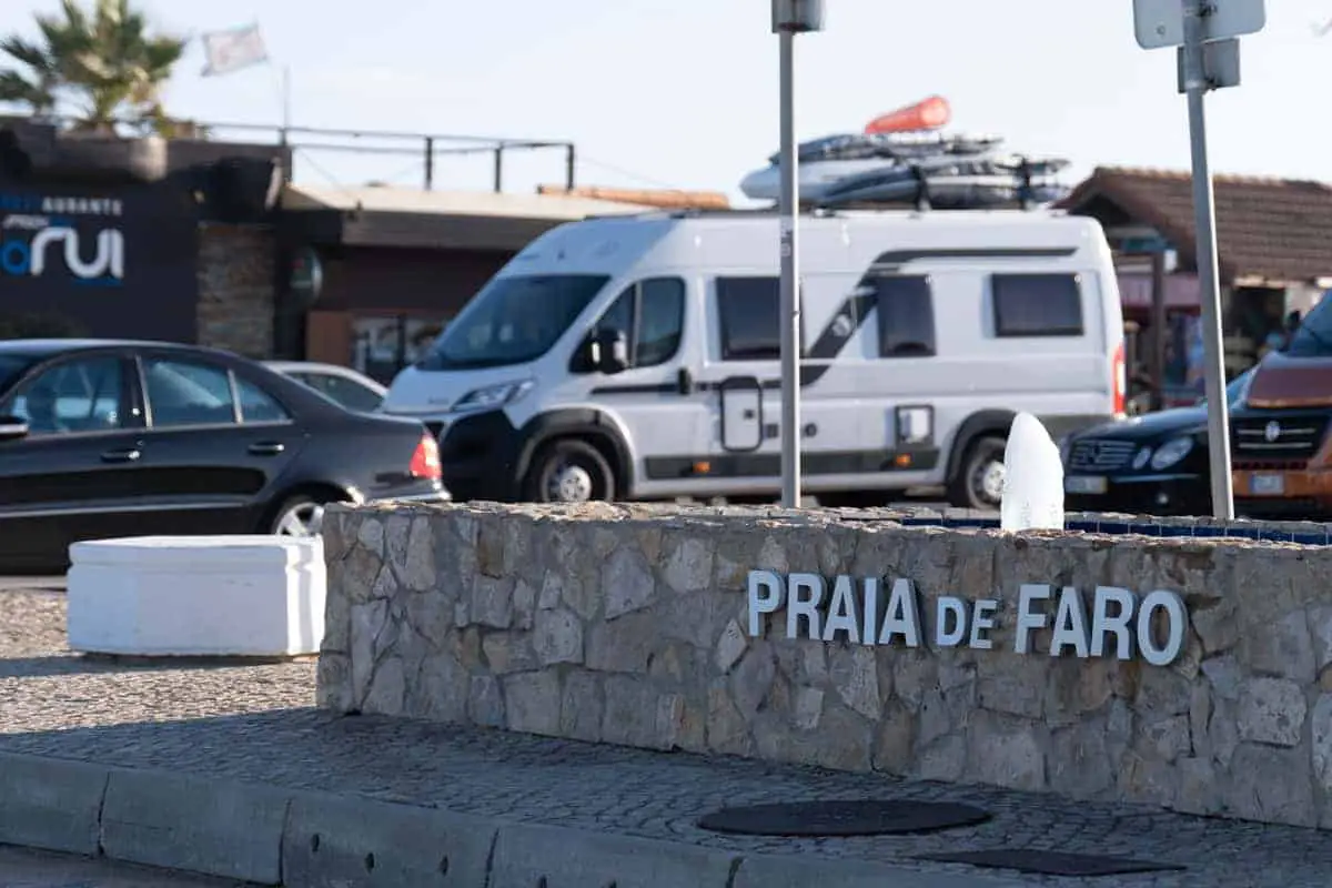 Nicht gerne gesehen: Wohnmobile am Praia de Faro