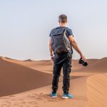 Ich Mit Kameraausrüstung Und Peak Design Everyday Backpack In Der Sahara