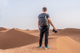 Ich Mit Kameraausrüstung Und Peak Design Everyday Backpack In Der Sahara
