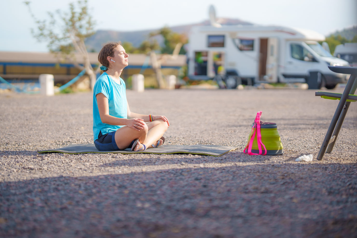 Frau Meditiert Vor Wohnmobil