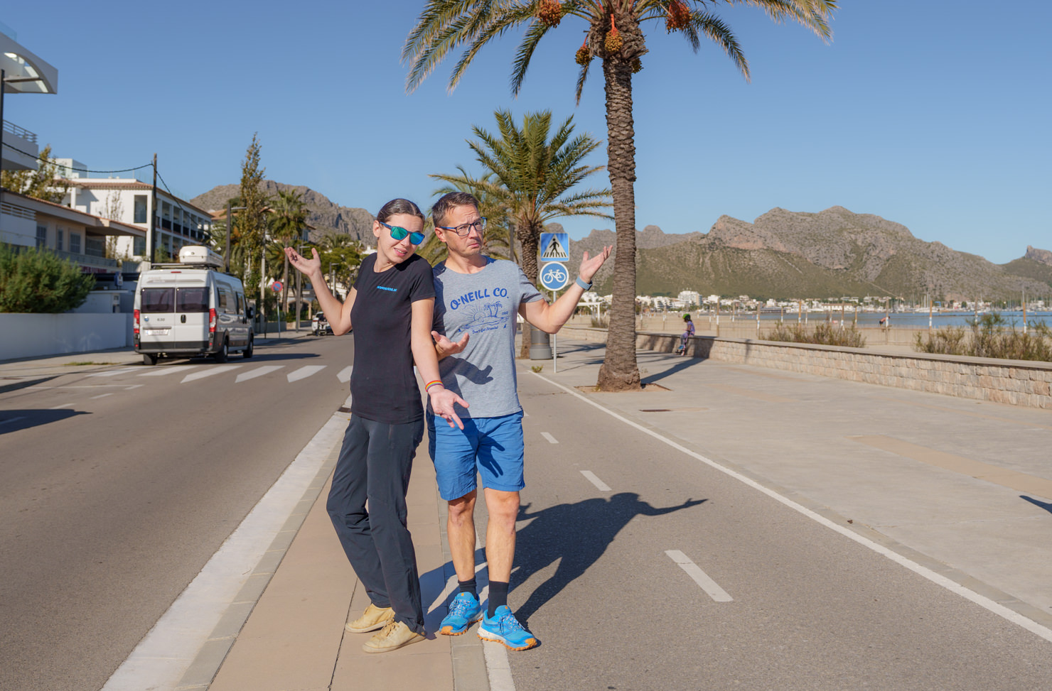 Zweifelnde Camper Vor Wohnmobil