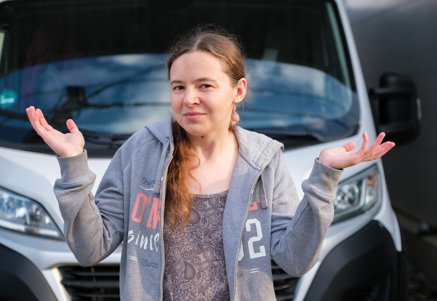 Olya Überrascht Vor Wohnmobil