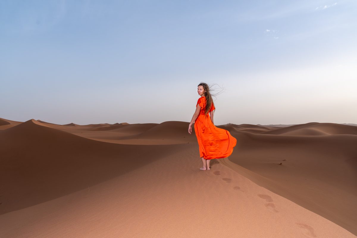 Frau In Rotem Kleid In Der Sahara