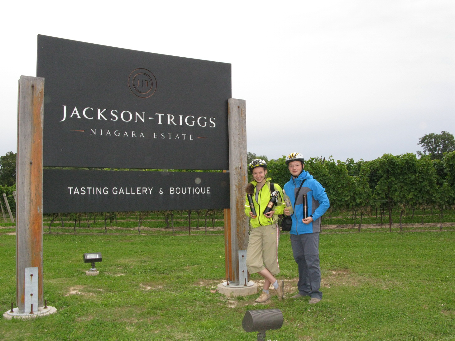 Beim Weinverkosten Nahe Der Niagara-Fälle Per Fahrrad