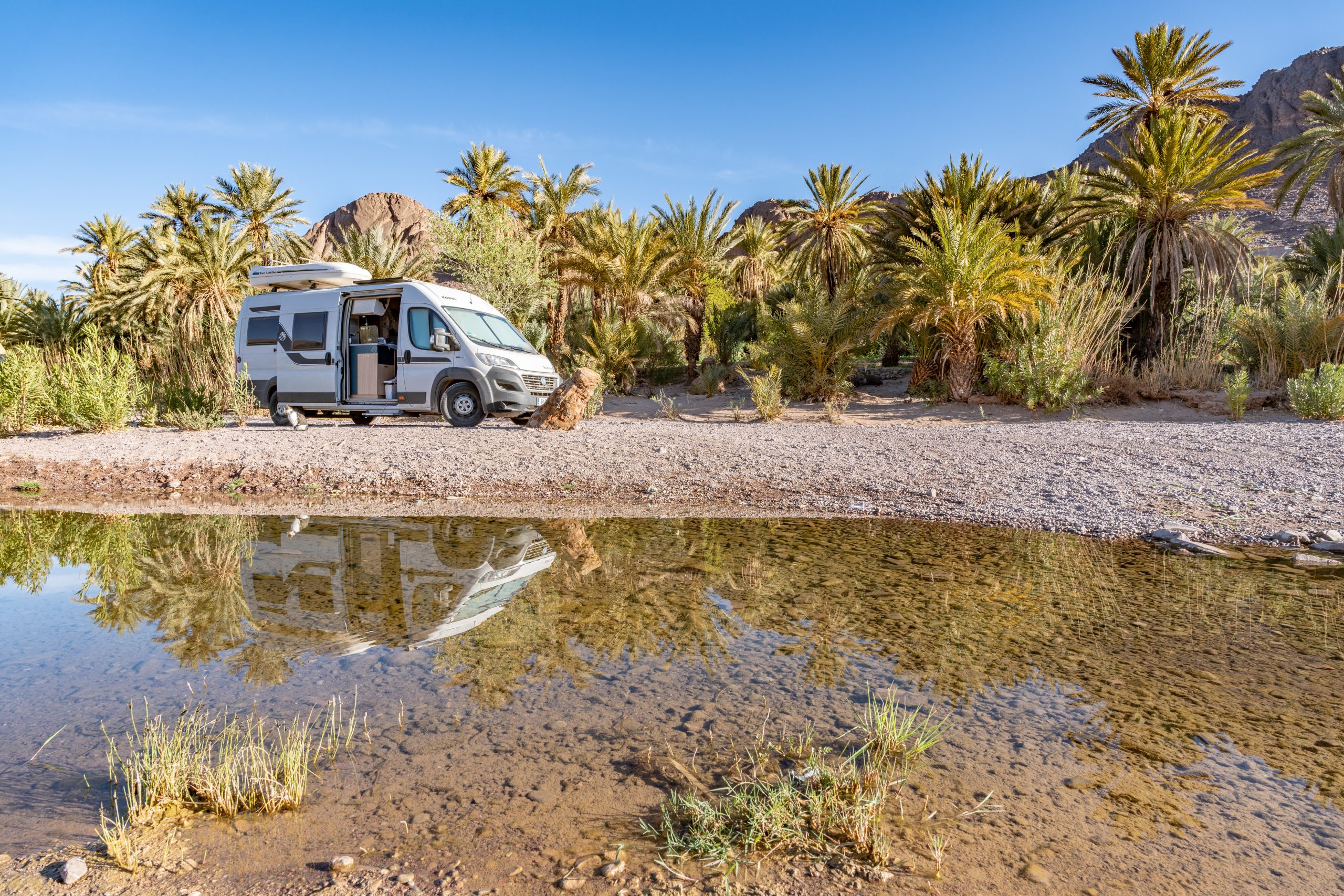 Ein Wohnmobil Am Wasser In Der Fint-Oase Bei Ouarzazate