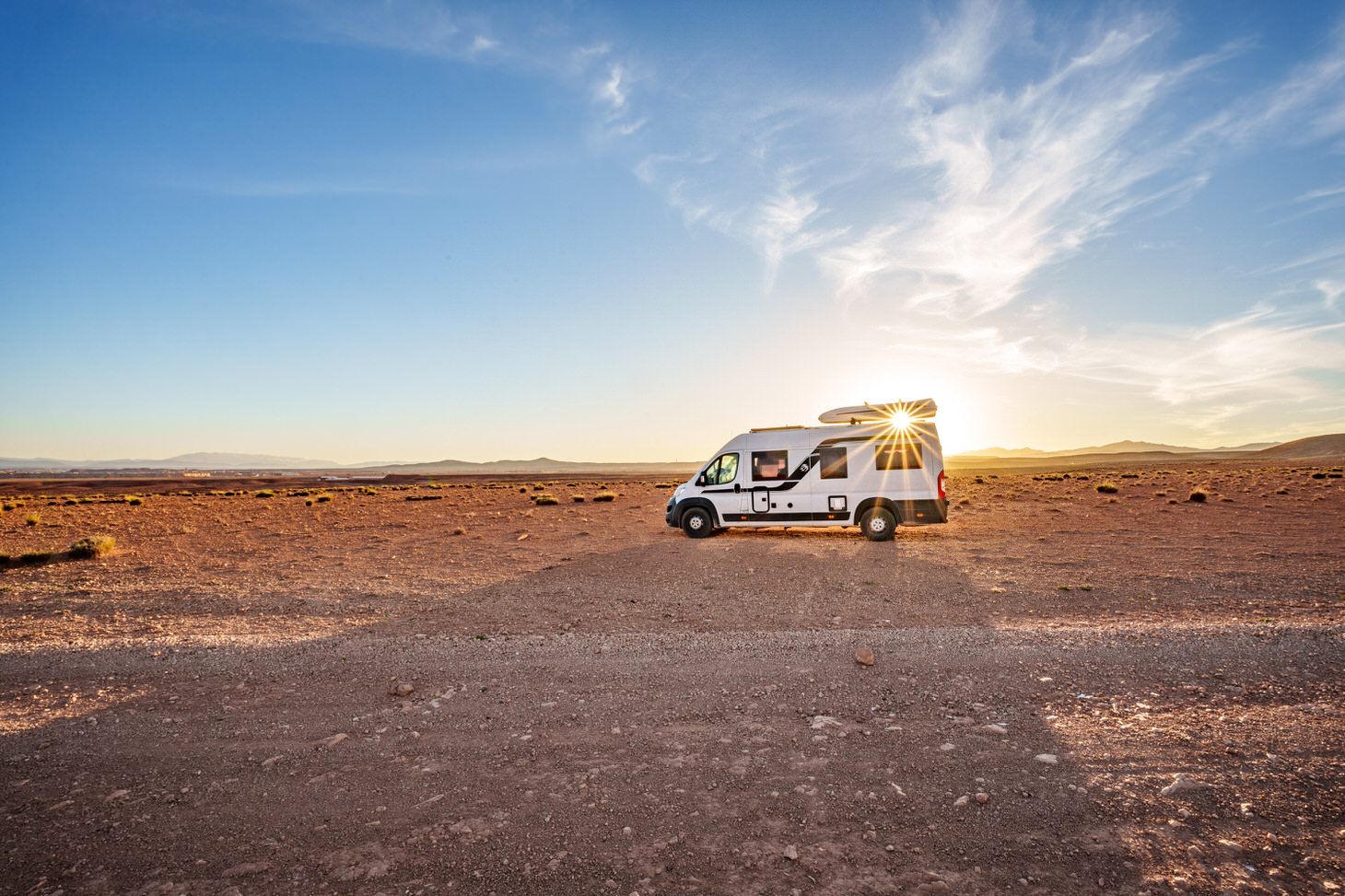 Wohnmobil In Der Abendsonne Im Mittleren Atlas In Marokko