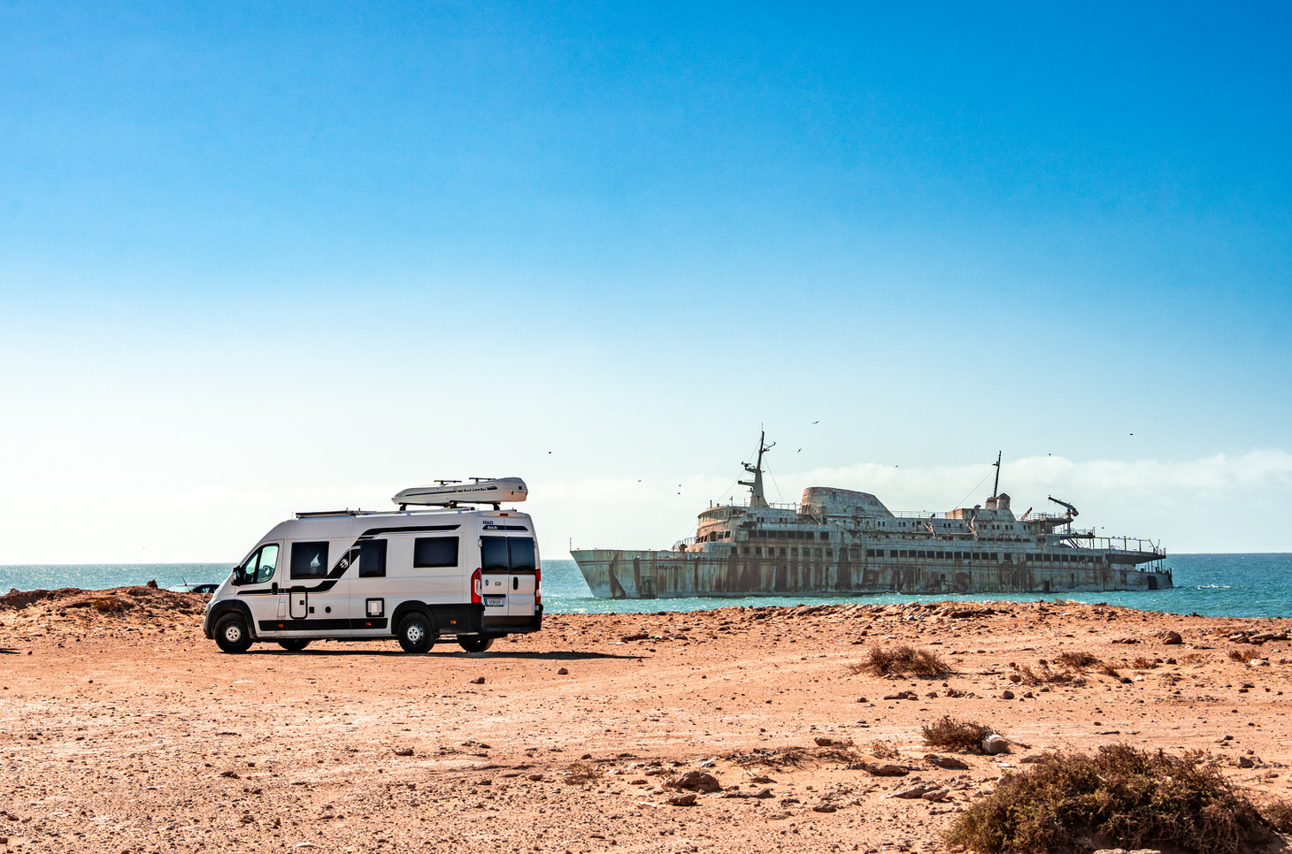 Wohnmobil Vor Gesunkener Fähre In Tarfaya