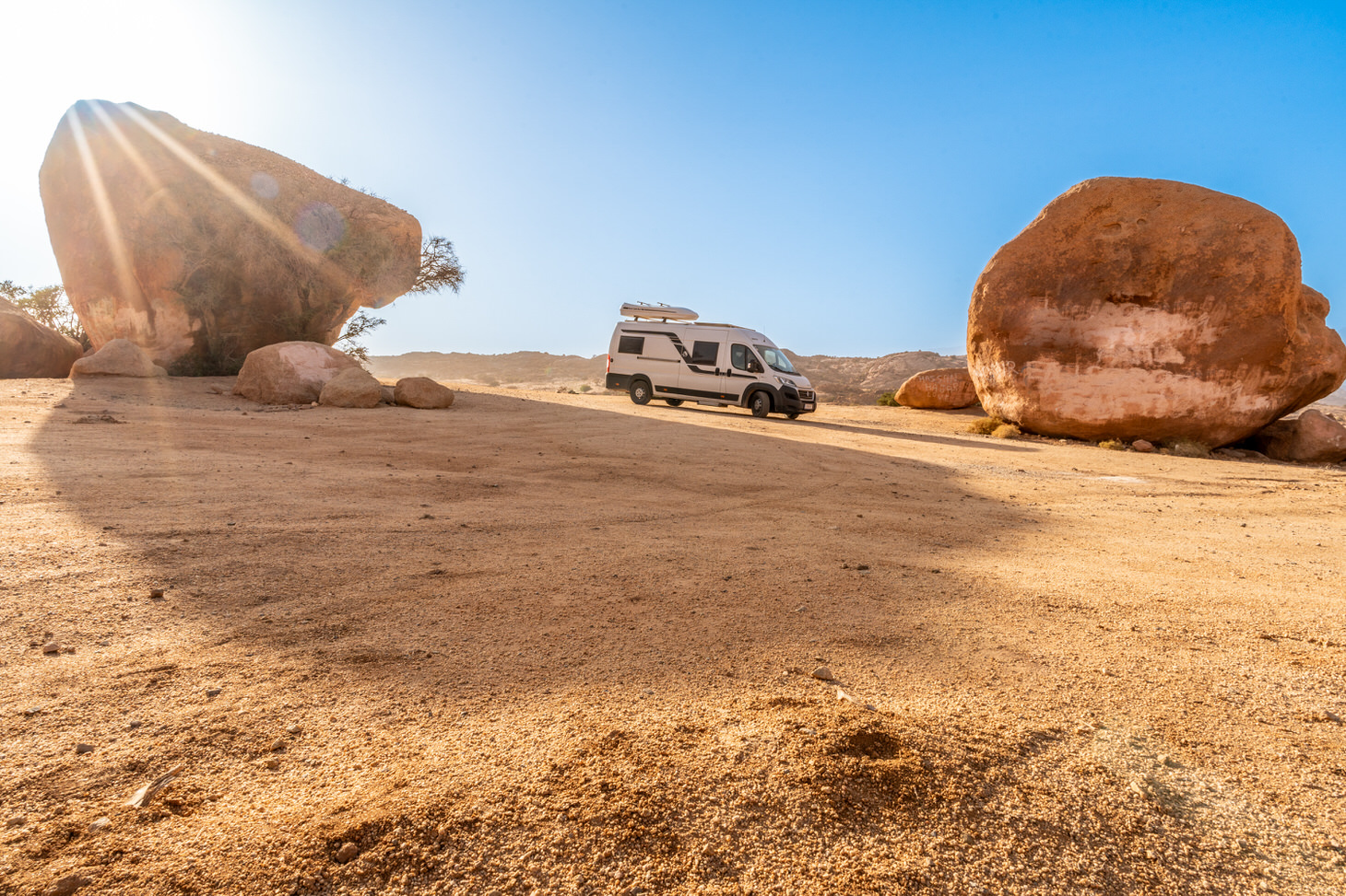 Wohnmobil Zwischen Riesigen Felsblöcken In Tafraoute